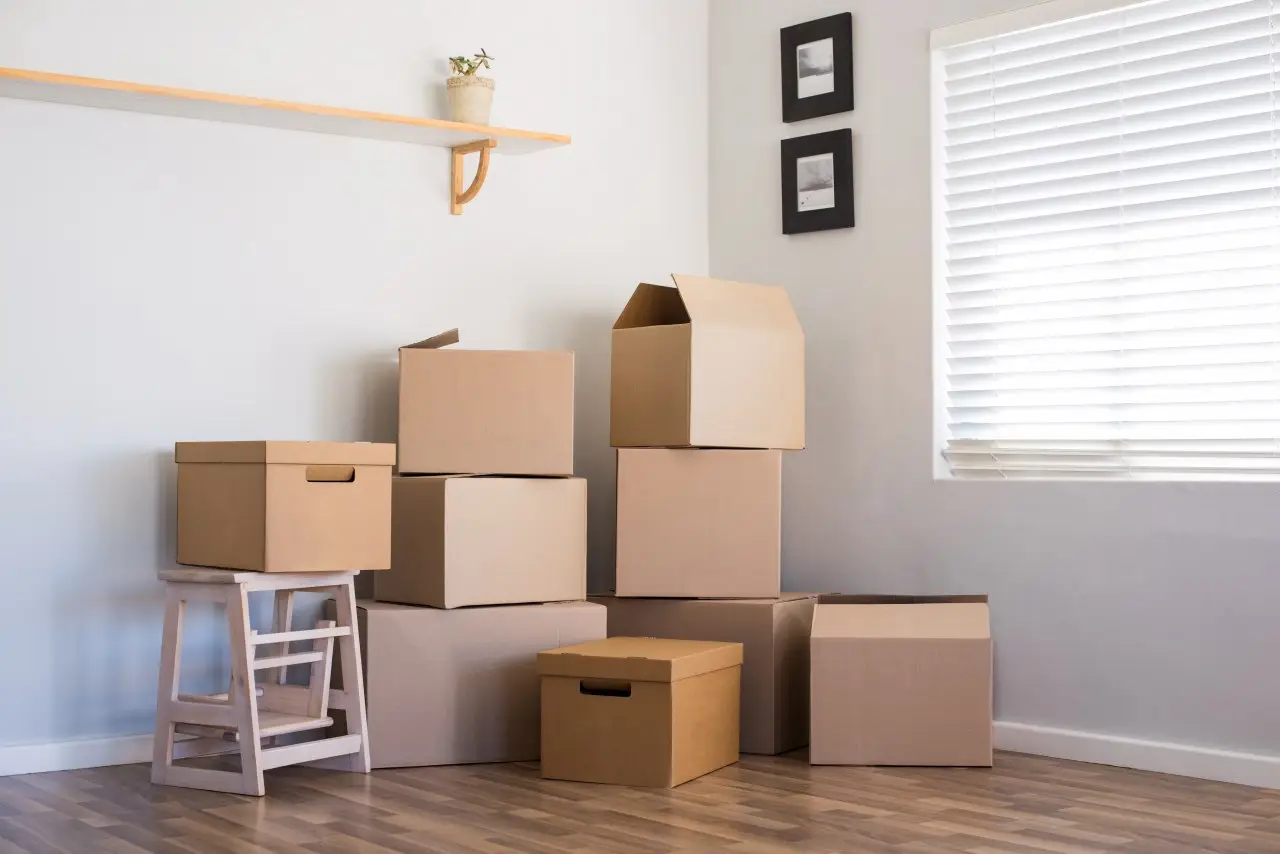 Différents types de boîtes et de matériel d’emballage empilés prêts pour un déménagement - packing-supply-montreal-boxes